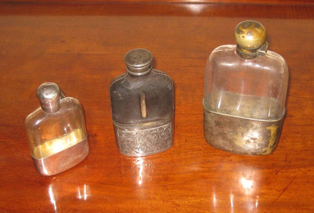 Selection of hip flasks, from 4 to 7 inches tall Dorking Desks