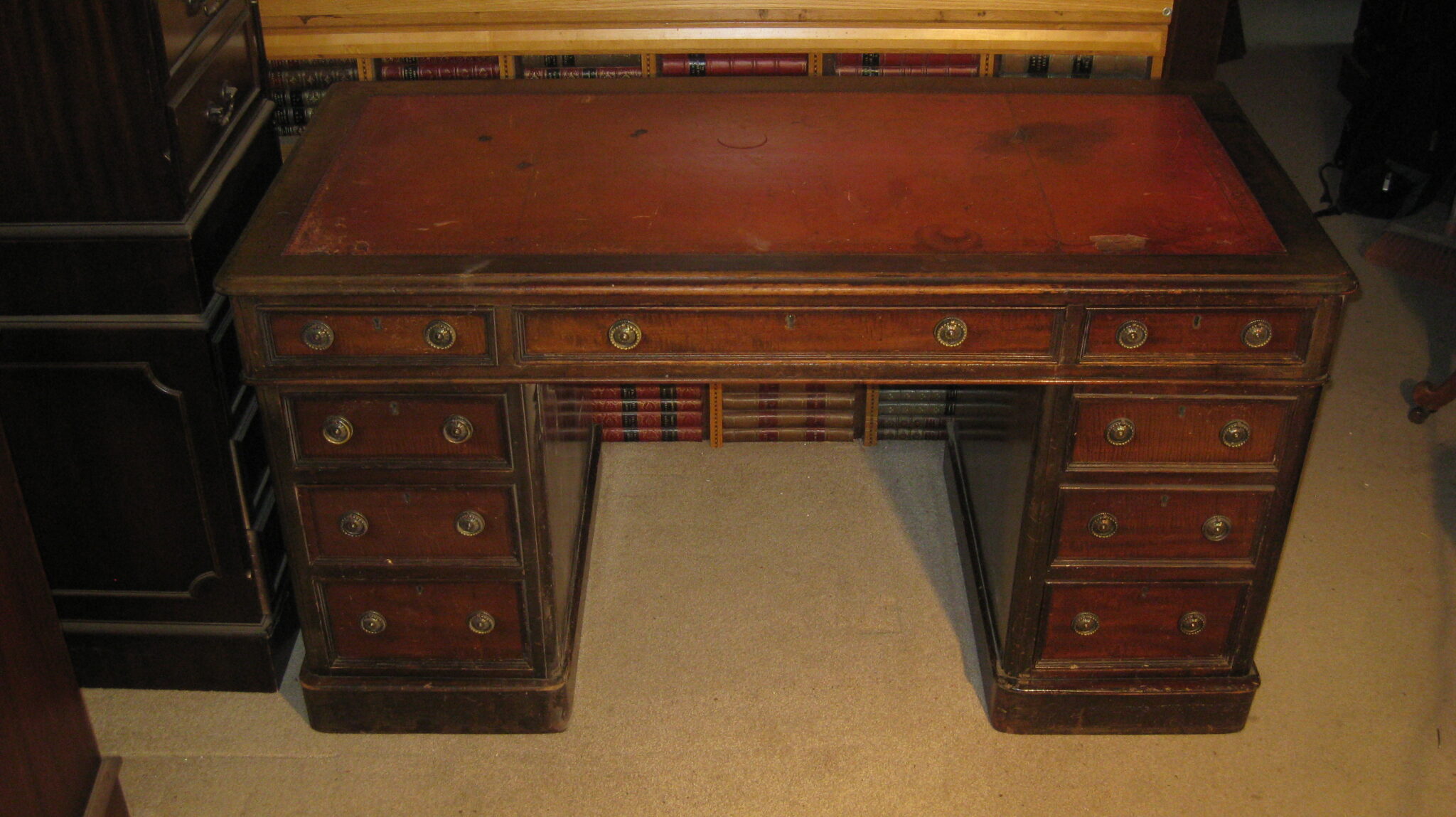 Good size and proportioned Victorian mahogany pedestal desk. Dorking